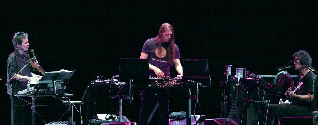 Laurie Anderson at her violin and keyboard, Yellow Pony, Madrid, 2009.